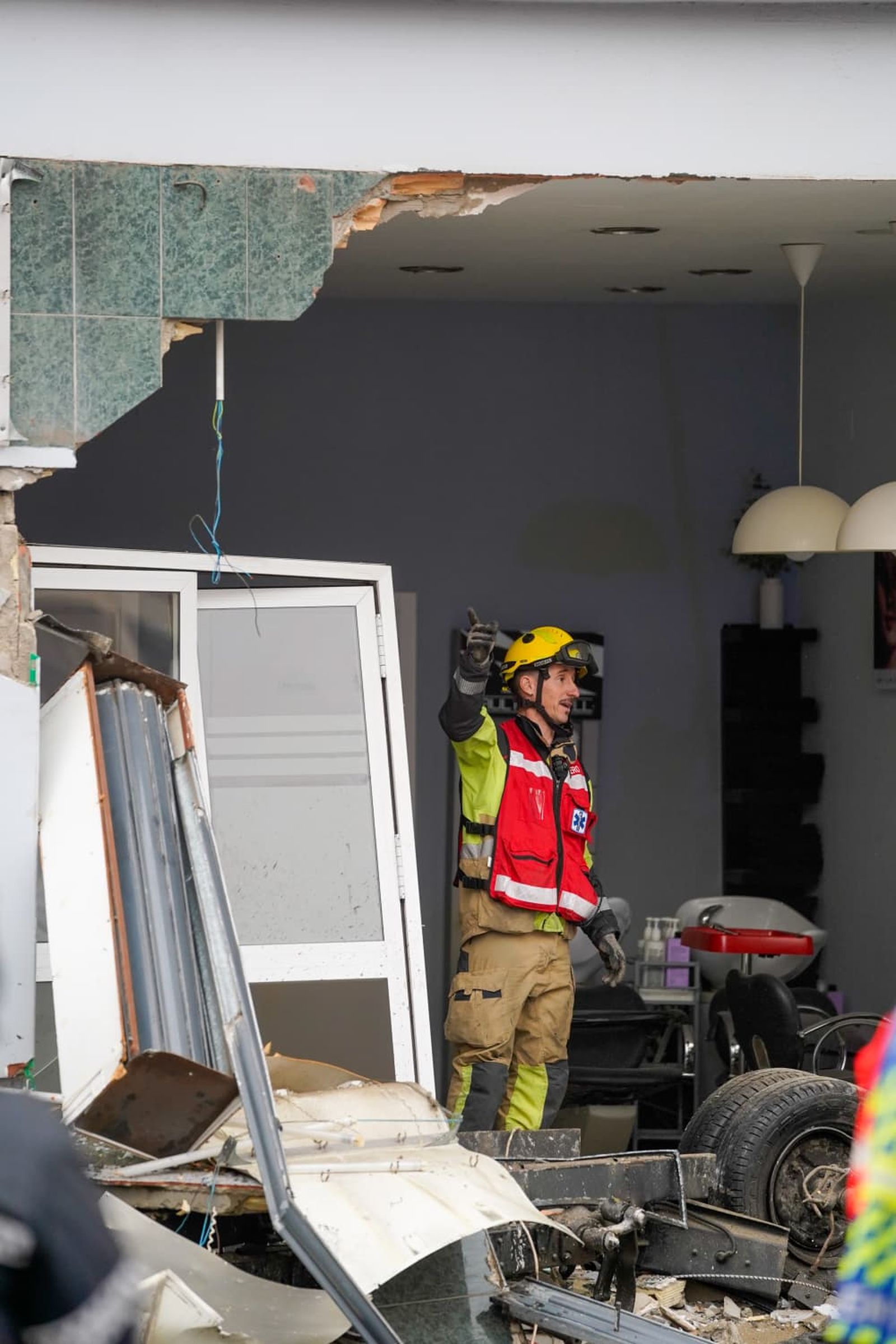 Las fotos del accidente múltiple entre un autobús de Tussam y un camión en Sevilla