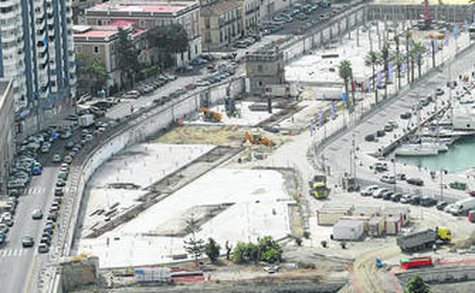 Vista del muelle tomada ayer desde el castillo de Gibralfaro.