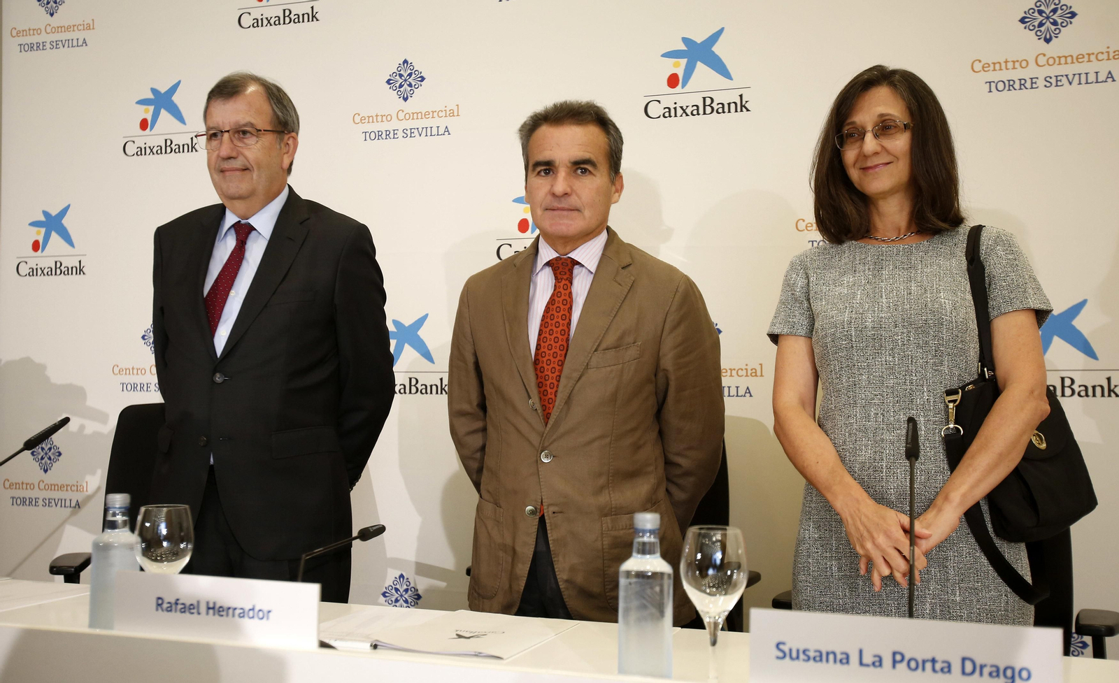 Los preparativos de la próxima apertura del centro comercial Torre Sevilla, en imágenes