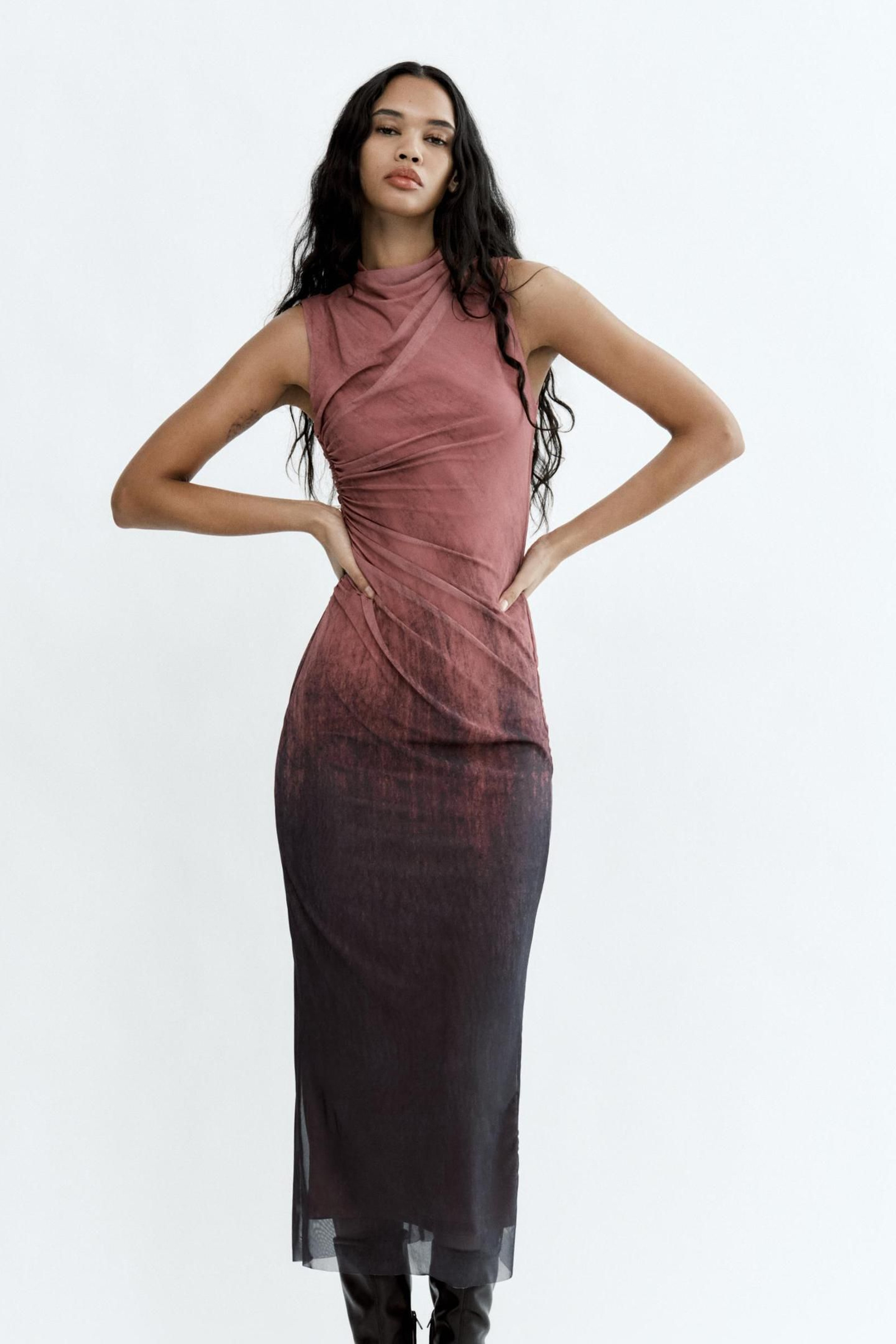 Vestido drapeado de tul de Zara.