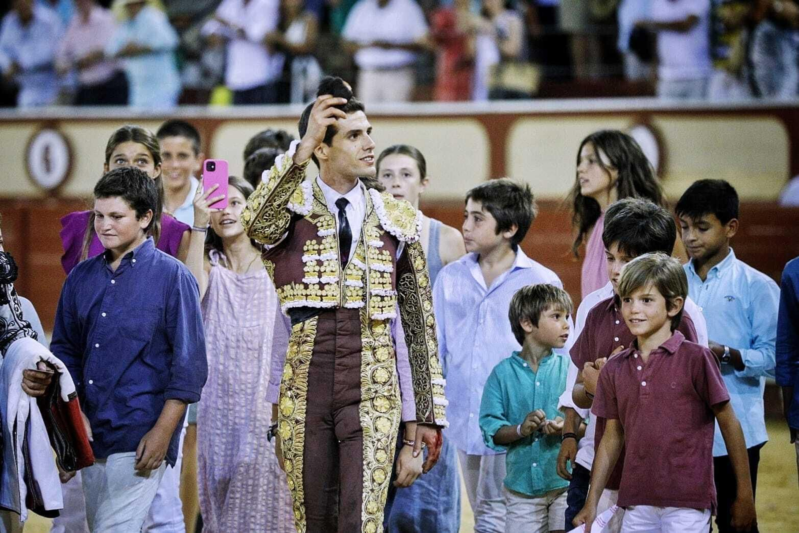 Daniel Crespo, ofrece la oreja lograda en la noche del domingo