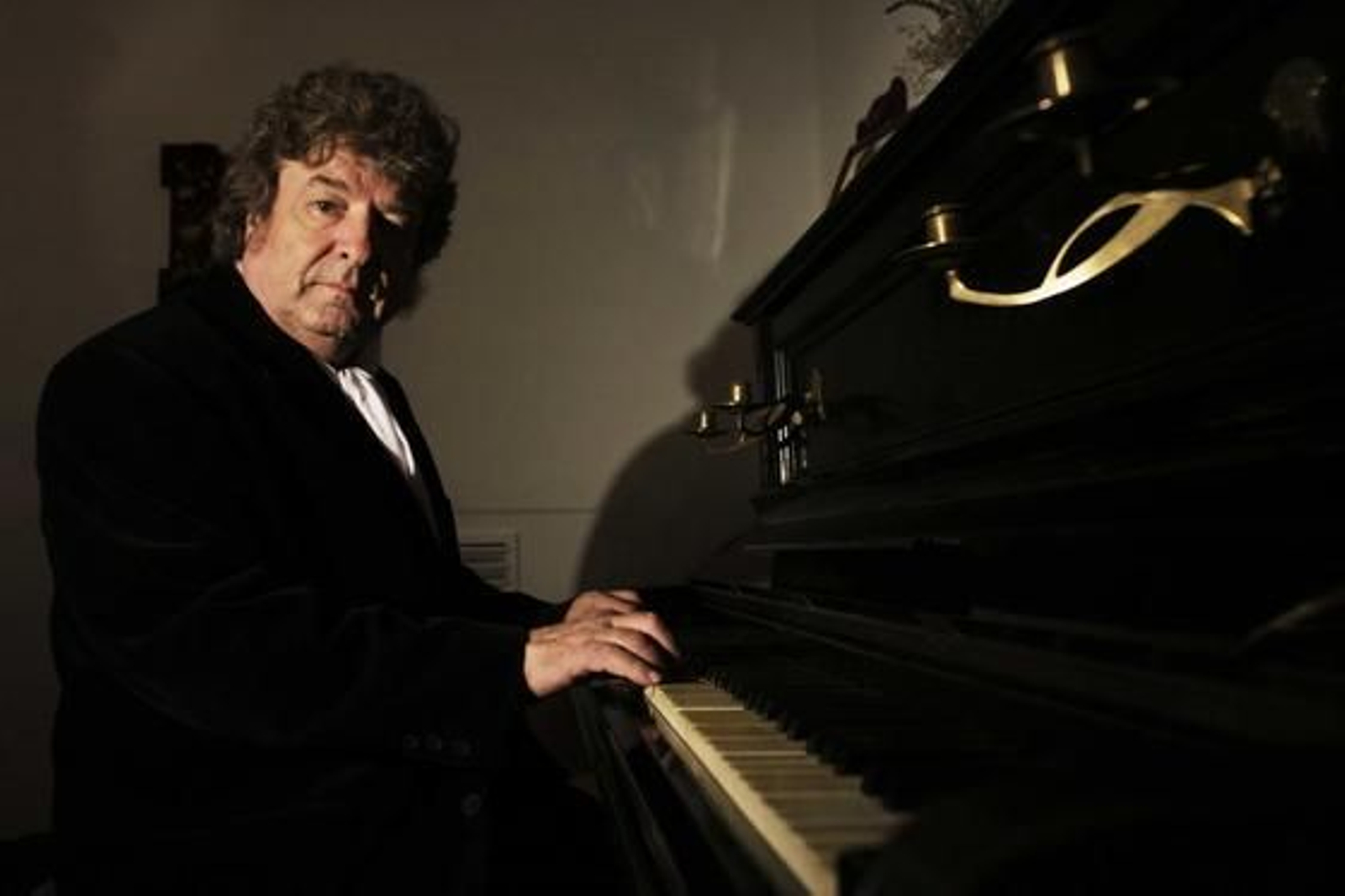 En Fuentevaqueros, sentado al piano de Federico García Lorca en 2010. / Miguel Rodríguez