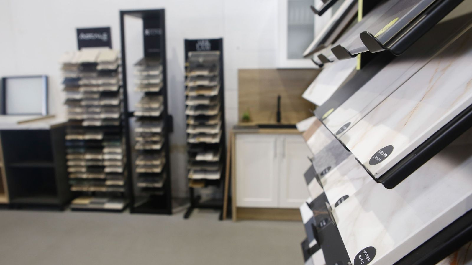 Detalle de las muestras en la tienda de Cocinas Arya, en Algeciras