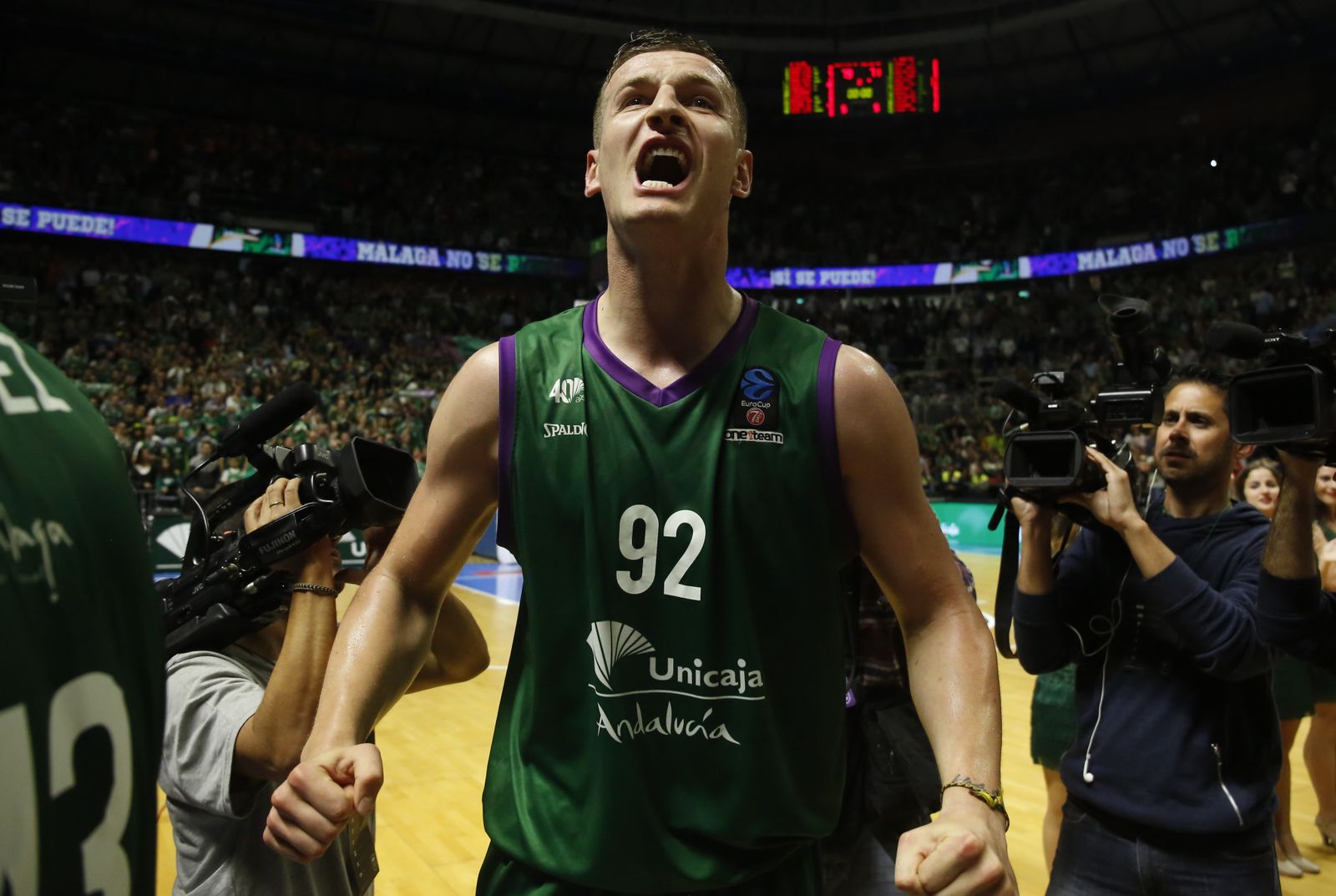 Omic hace un furibundo gesto de alegría a la grada tras el final del partido.