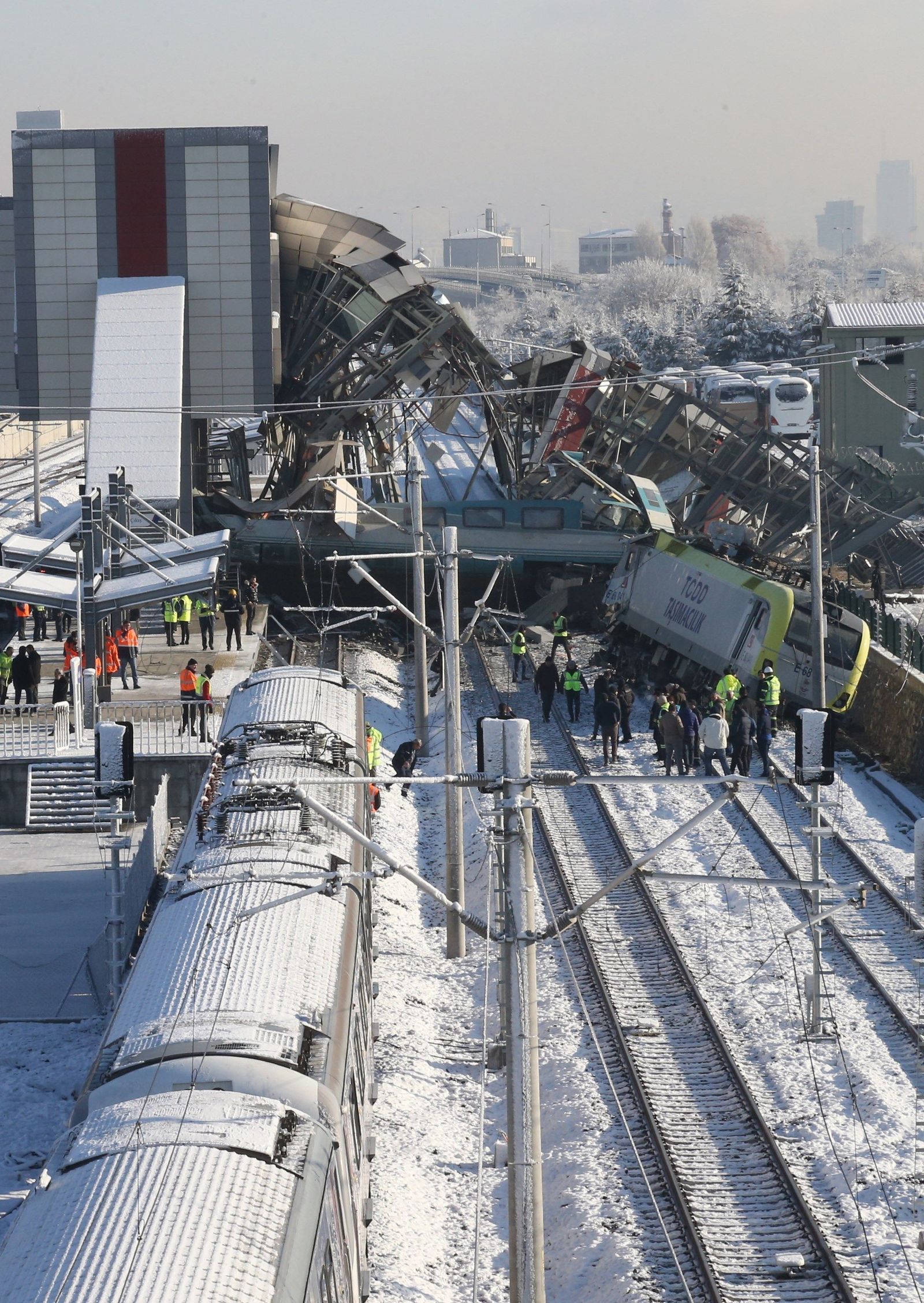 Las imágenes del accidente ferroviario de Ankara