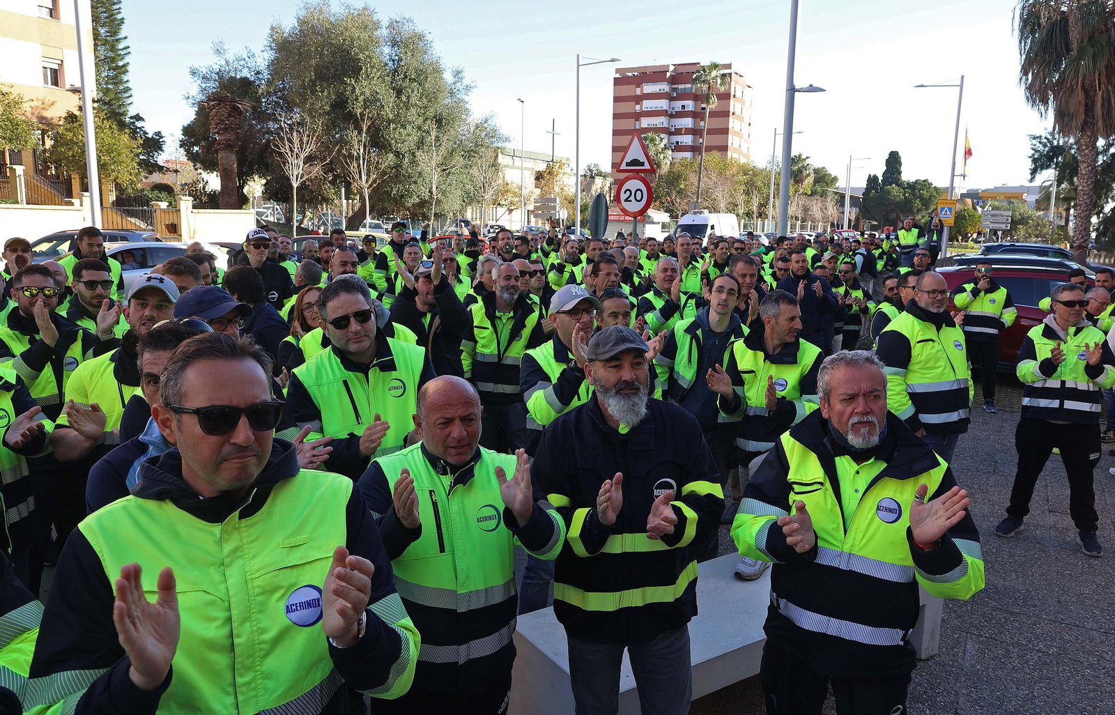 Imágenes de la entrada a los juzgados de los delegados sindicales de Acerinox en Algeciras