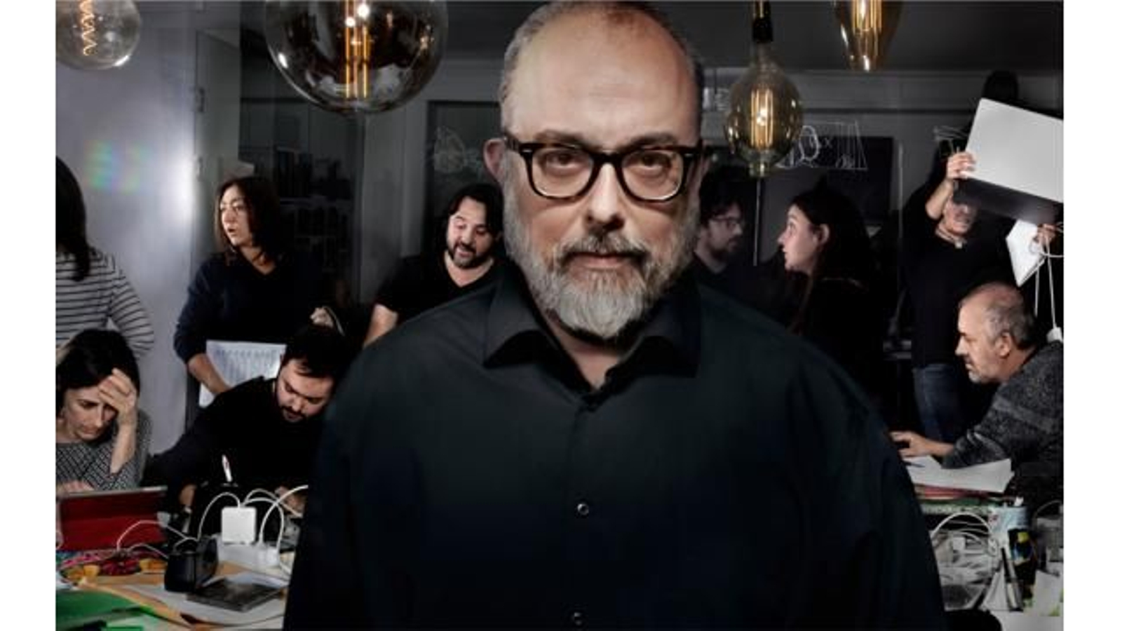 El cineasta Álex de la Iglesia con su equipo más cercano