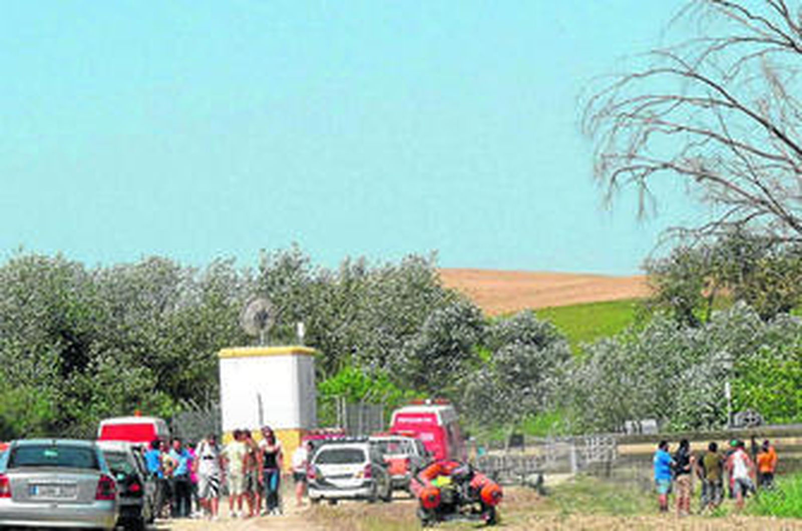 Buzos de la Guardia Civil buscan al piragüista de Écija que cayó al río Genil