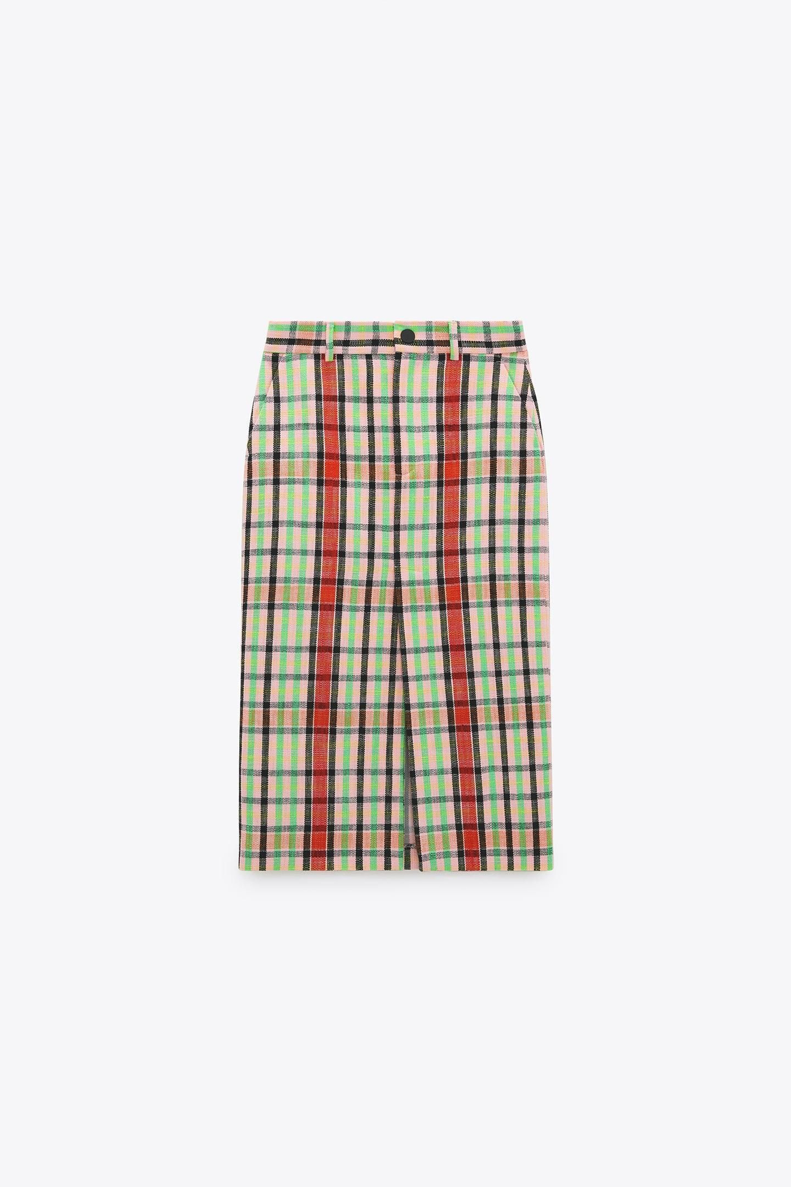 Falda midi de tubo con estampado de cuadros de Zara.