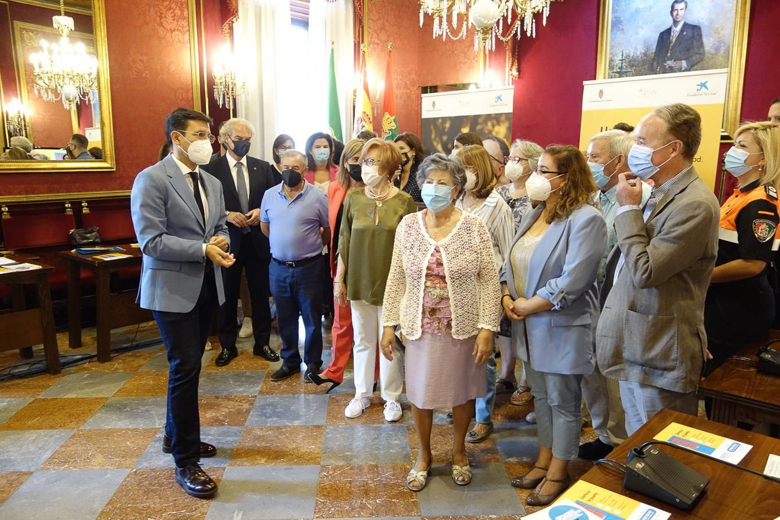 El alcalde de Granada, Francisco Cuenca, recibió a algunos participantes en el programa 'Llama a la puerta'