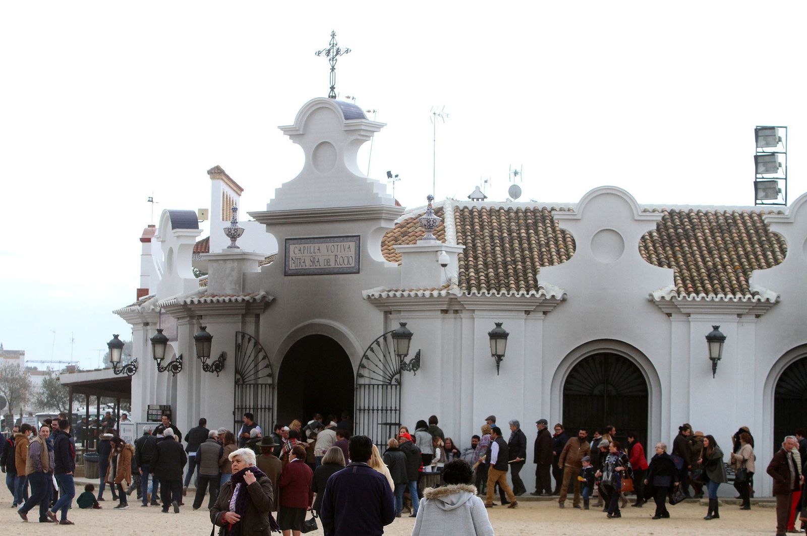 El Rocío celebra La Candelaria con la presentación de los niños a la Virgen, en imágenes