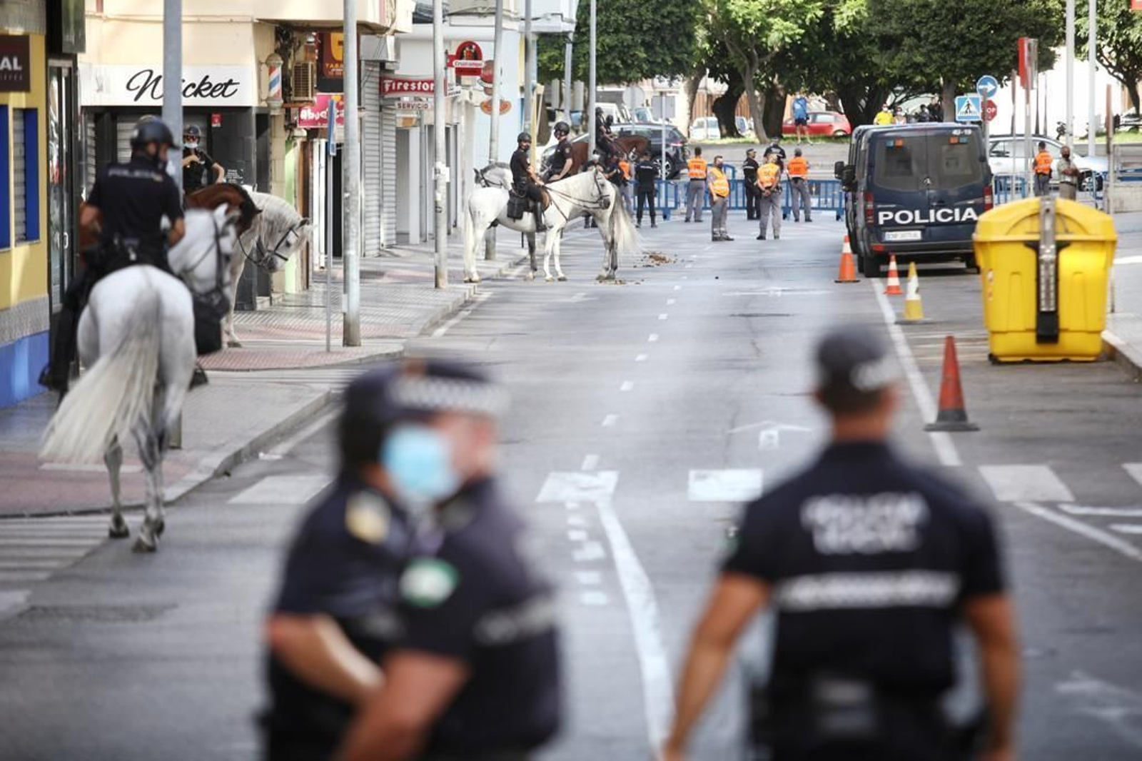 Gran despligue policial y apenas seguidores en el alrededores del Carranza