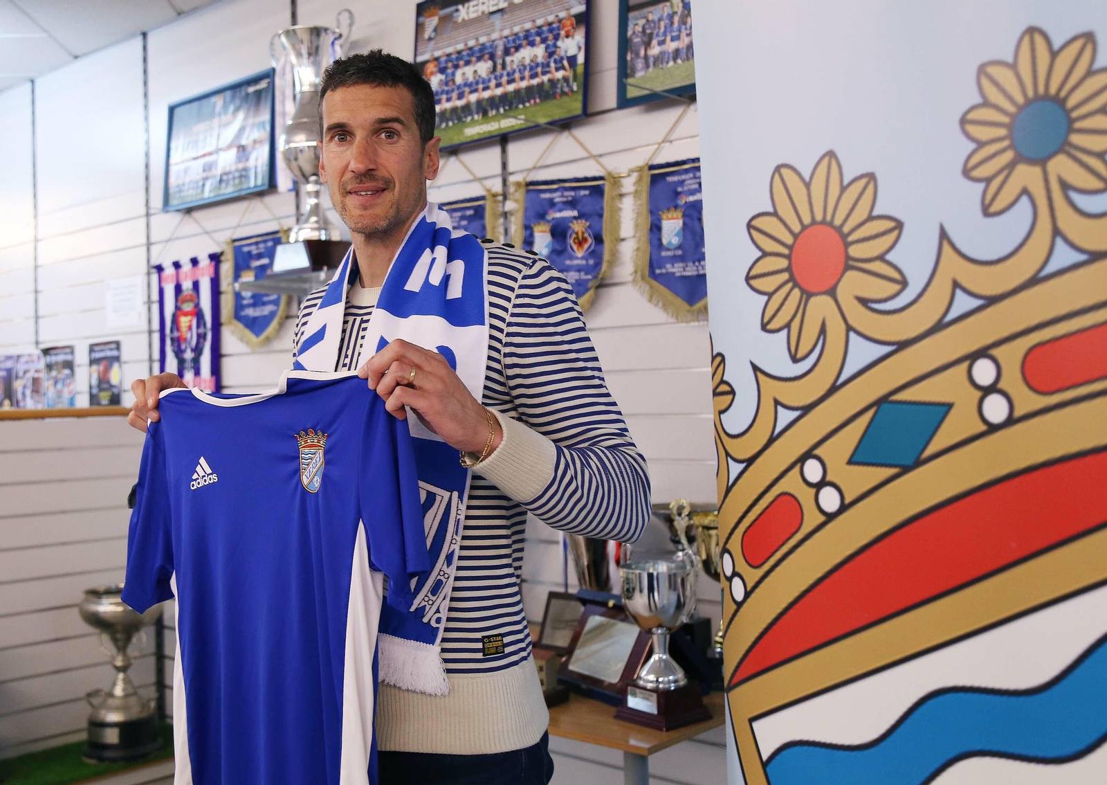 Calle posa con la camiseta y la bufanda del Xerez CD en su presentación como técnico azulino.