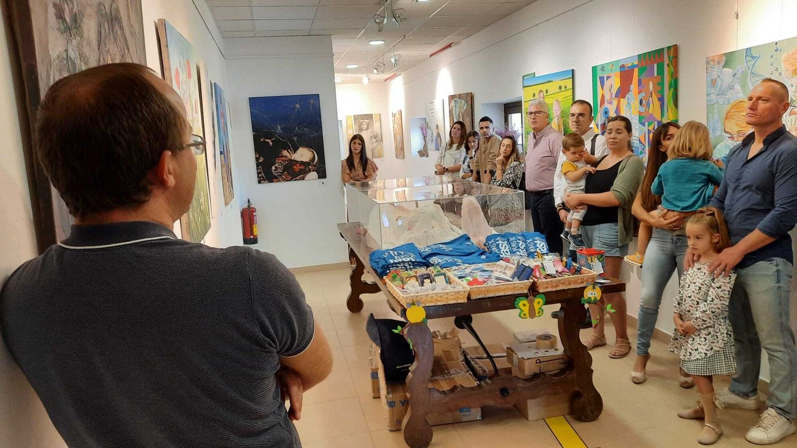 El Ayuntamiento de Huércal da a conocer el Síndrome de Angelman con una exposición de arte solidario