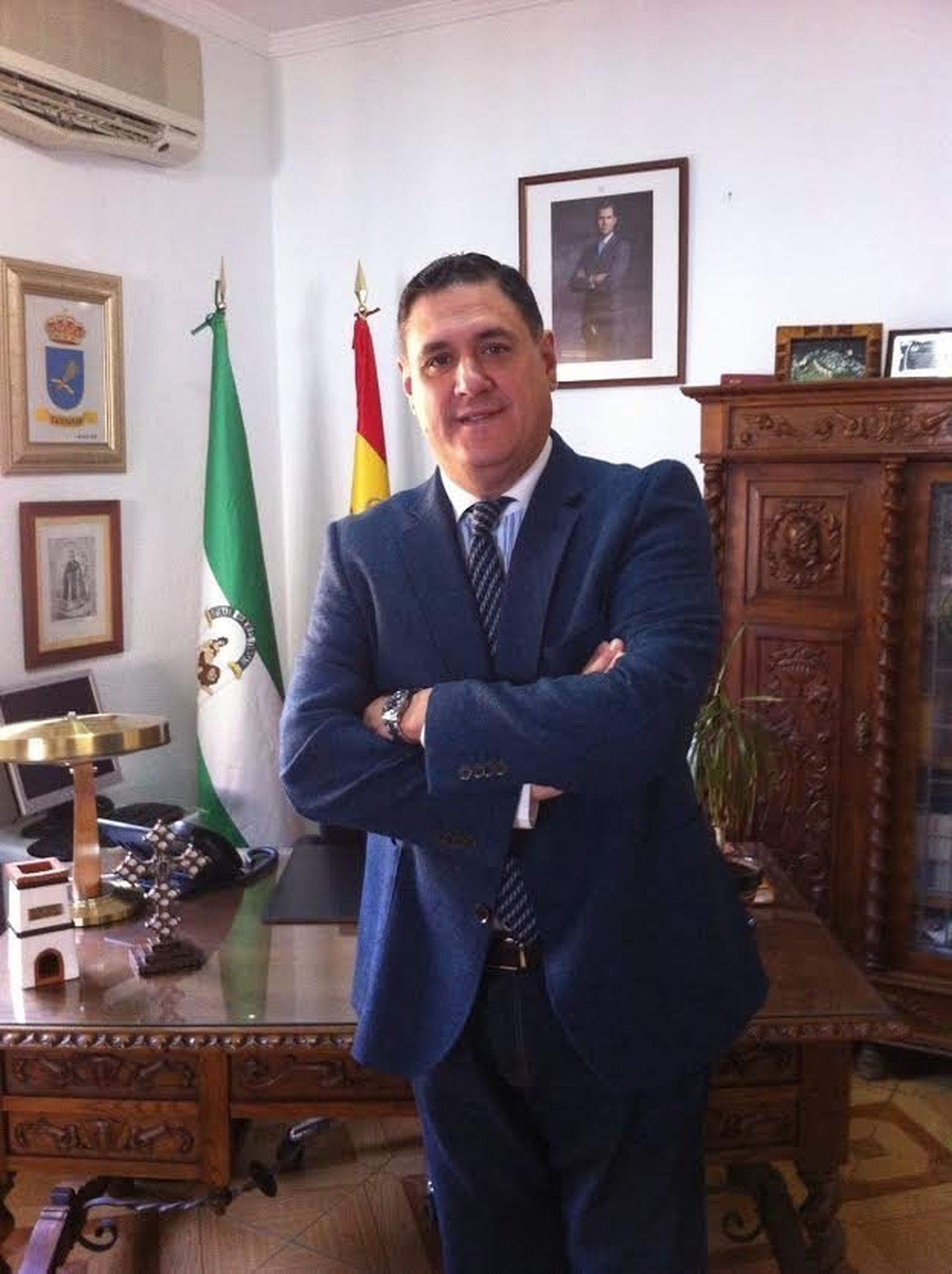 Francisco Alonso, alcalde de Canjáyar, en su despacho del Ayuntamiento.