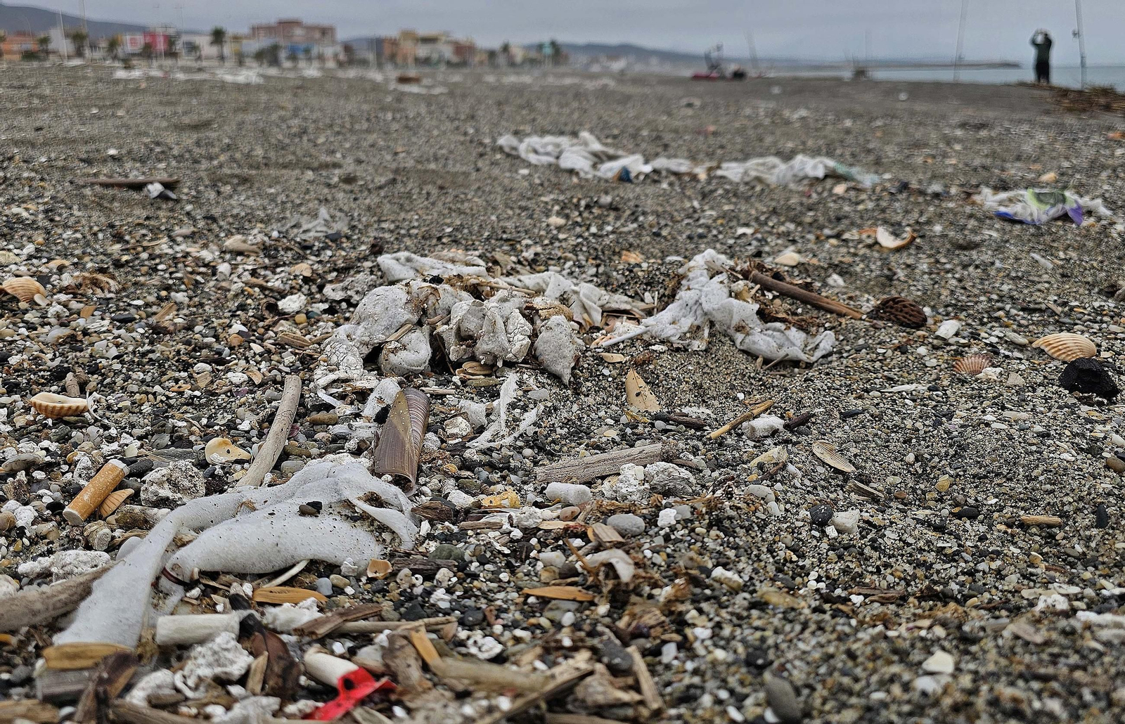Las toallitas acumuladas en la playa de Levante de La Línea, en imágenes