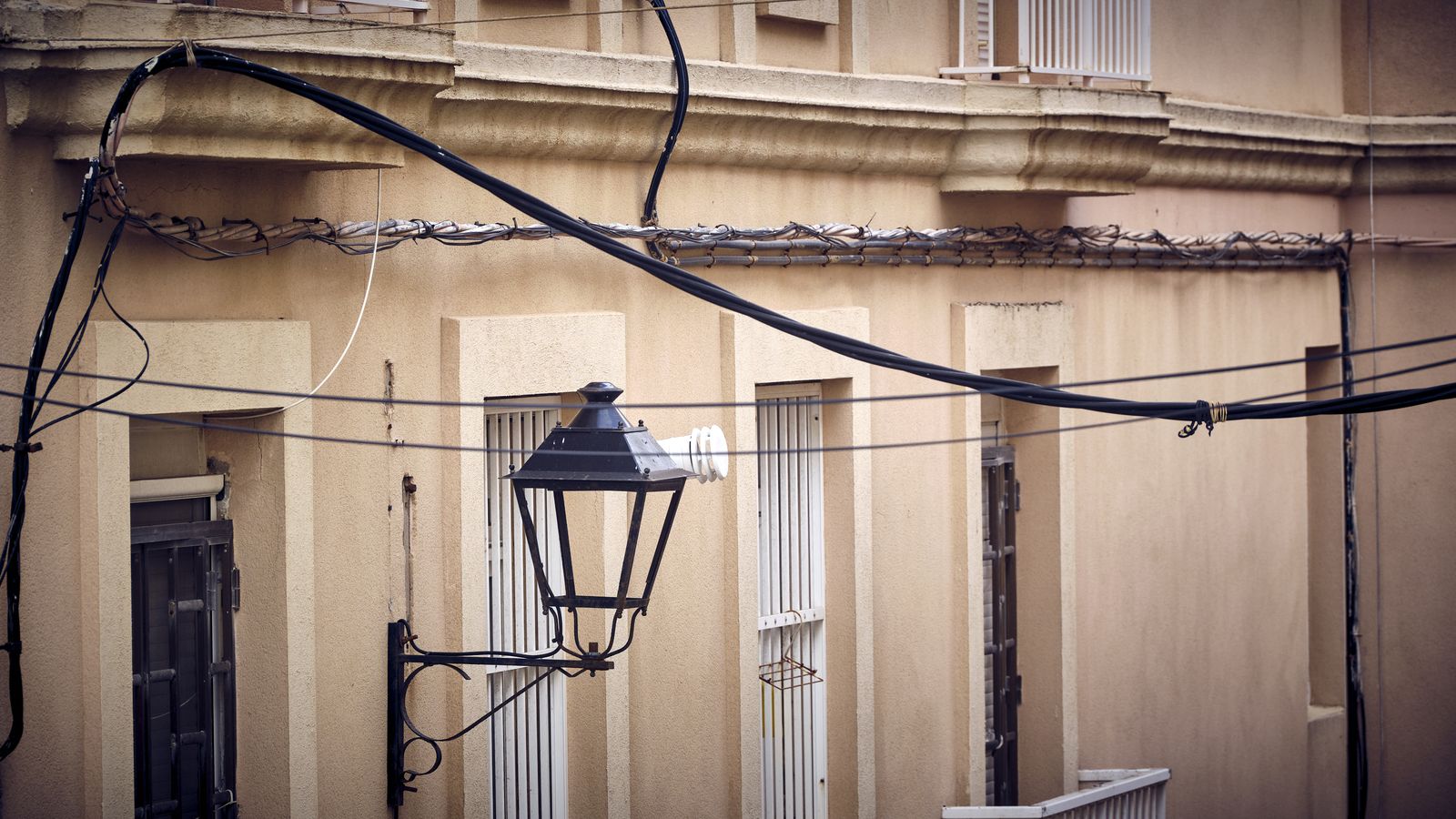 Cables cubriendo una fachada de Cádiz.