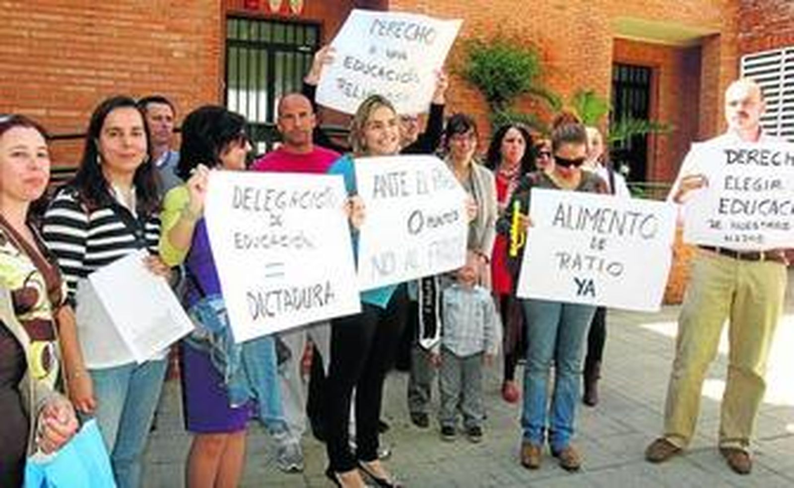 Una representación de padres afectados protestó ayer a las puertas del Reyes Católicos.