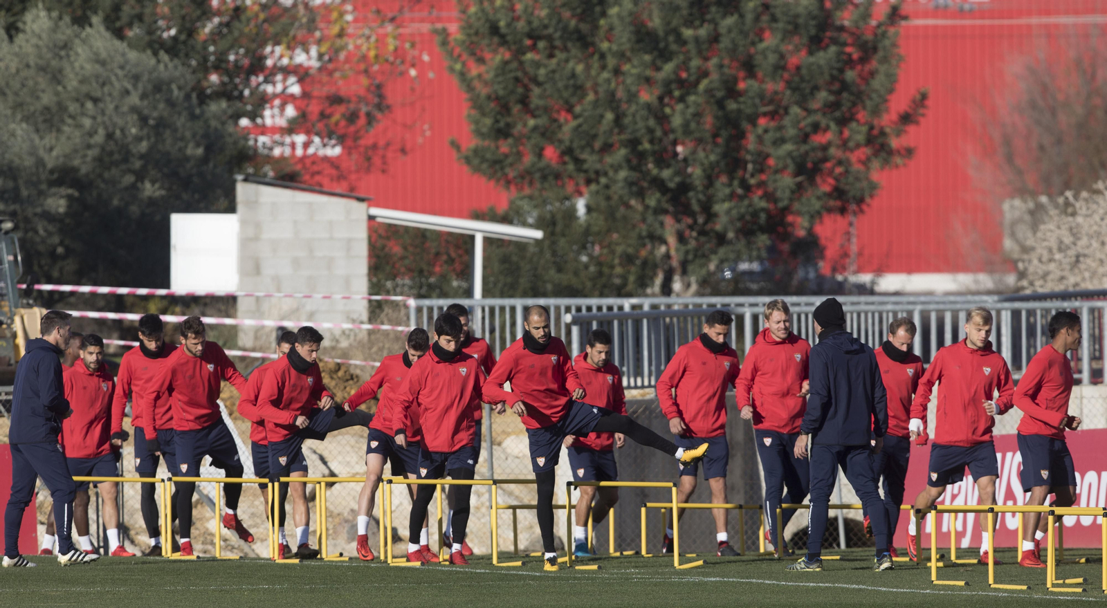 Entrenamiento del Sevilla ante la mirada de Berizzo.