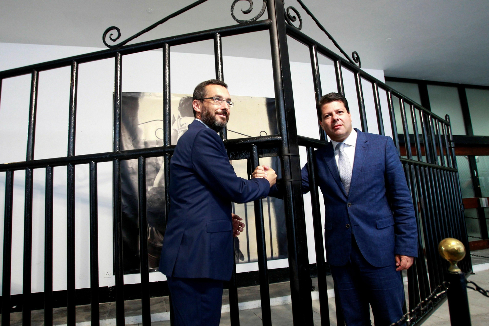 Juan Franco y Fabian Picardo junto a una antigua reja de la frontera