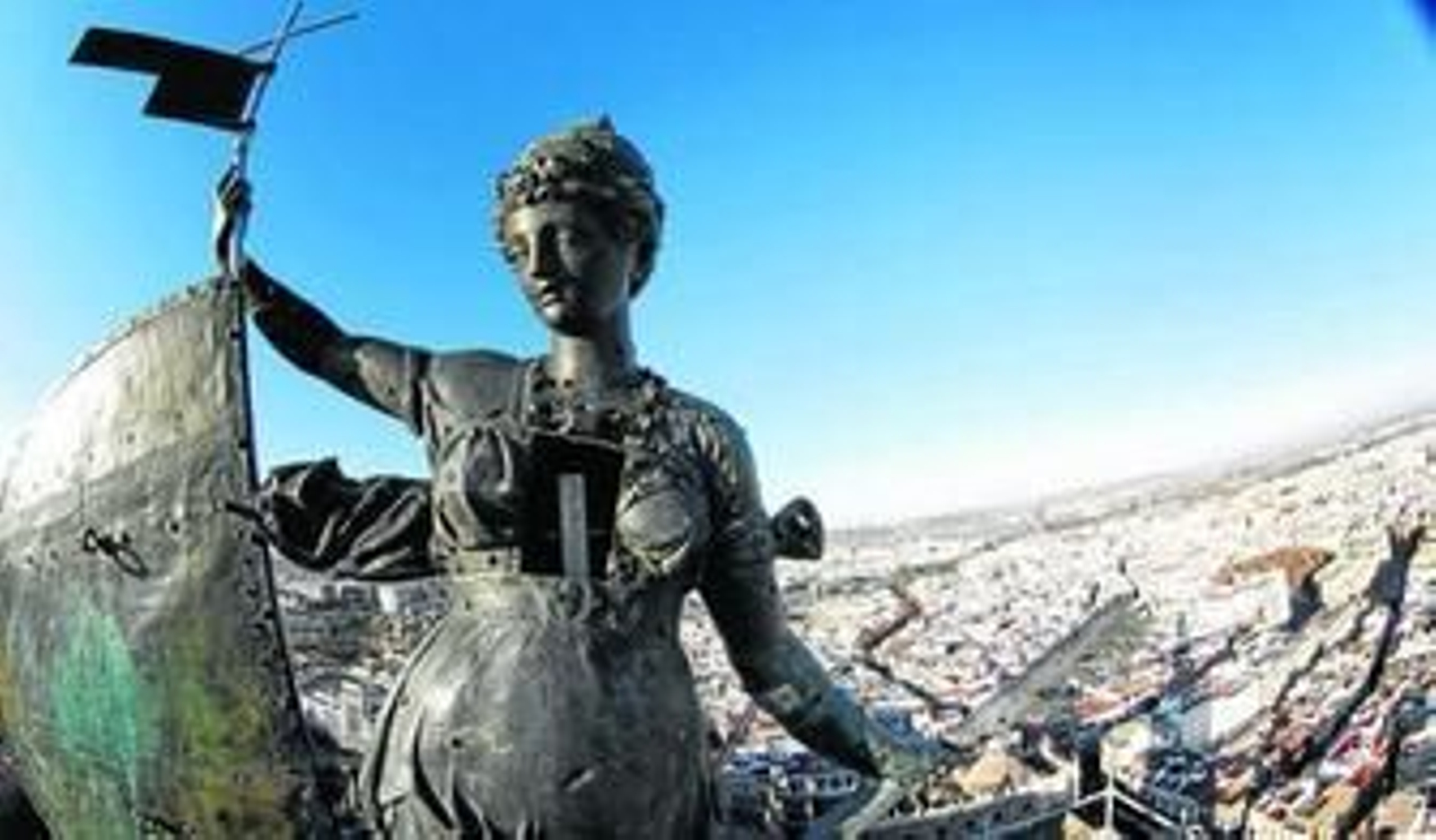 Imagen del Giraldillo estos días, con la tapa de registro del pecho completamente abierta para permitir la inspección del vástago interno.