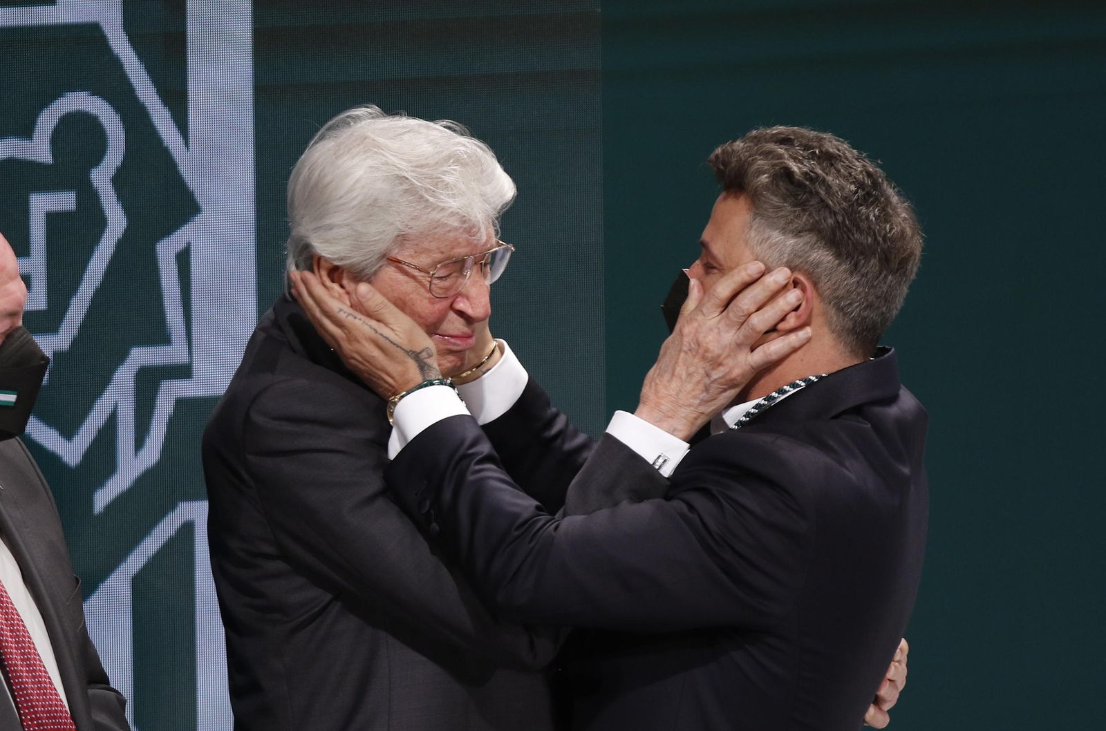 Manuel Alejandro se abraza con Alejandro Sanz tras ser nombrado Hijo Predilecto en 2022.