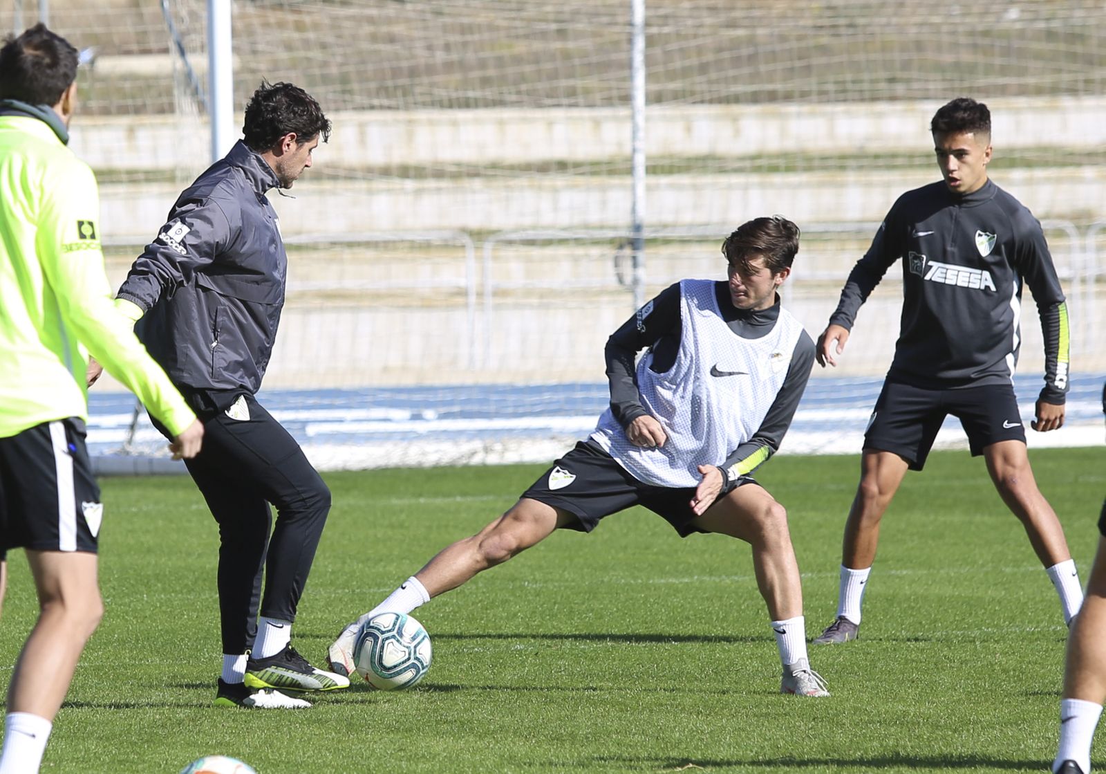 Adrián, Renato Santos y Lombán pisan césped