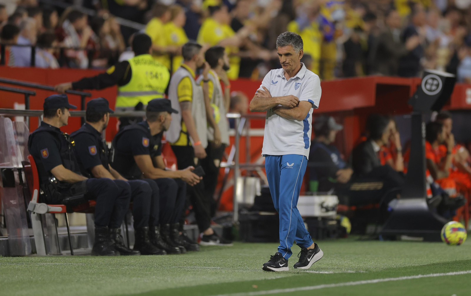 Mendilibar, circunspecto, durante un momento del vibrante Sevilla-Villarreal.