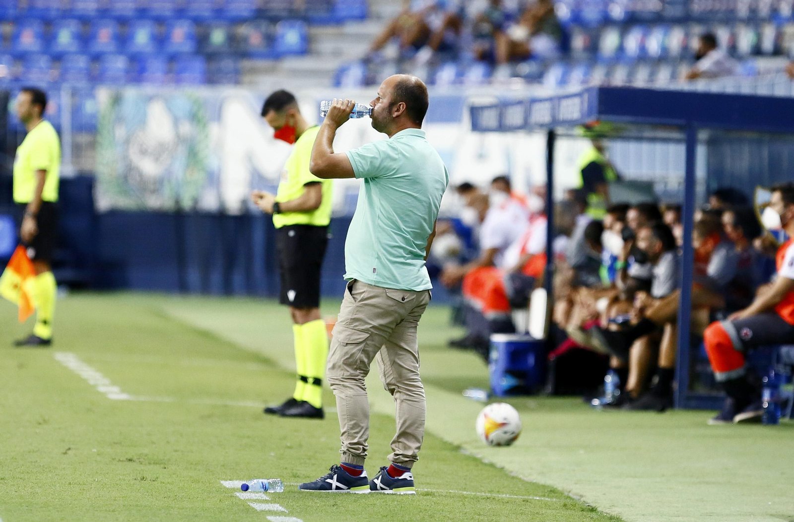 José Alberto bebe agua durante el amistoso ante el Tenerife.