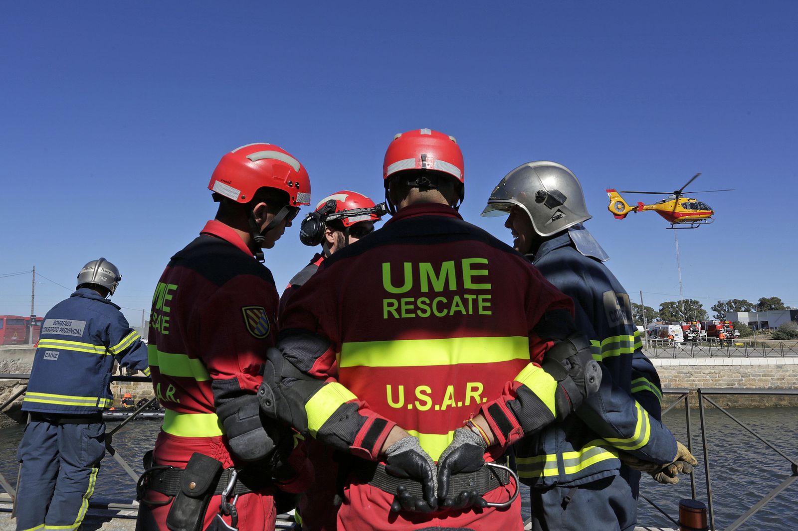 Efectivos de la UME y bomberos en un ejercicio en San Fernando, en una imagen de archivo.