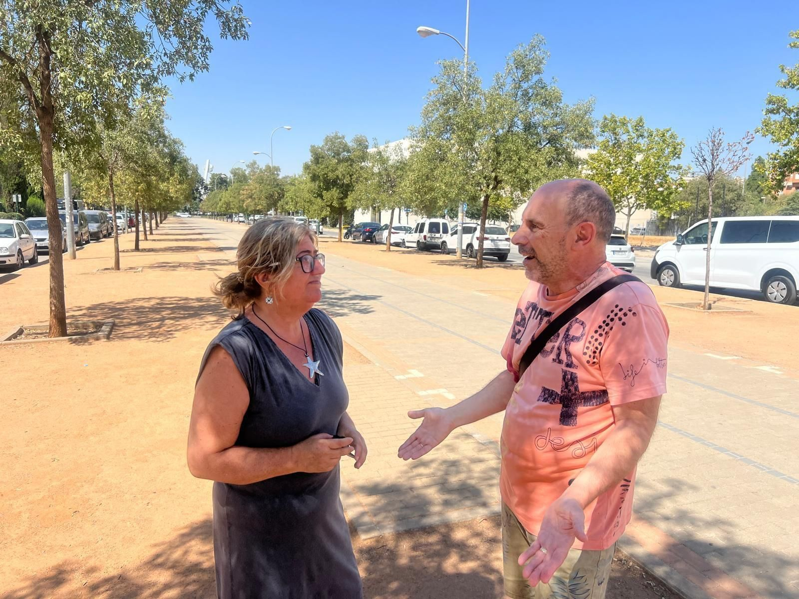 Ana Muñoz en Torre de la Polvora junto a un representante de los vecinos