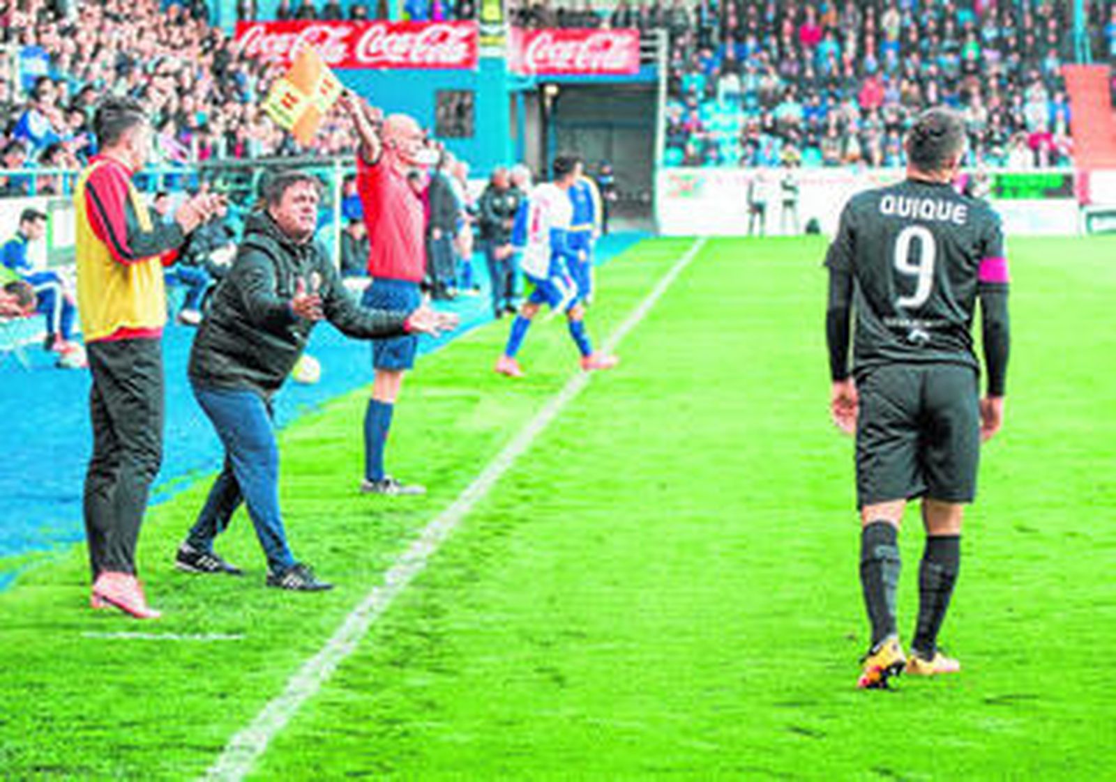 Quique González recibe el aliento desde la banda de su compañero Iago Díaz y del preparador físico Sebastián Somoza.