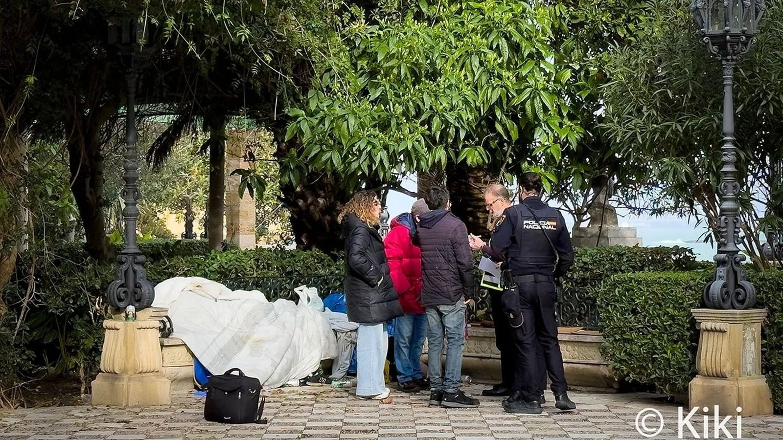 Agentes de la Policía Nacional y el juez, ante el cuerpo de Juanma, la tercera persona que falleció este año en la calle.