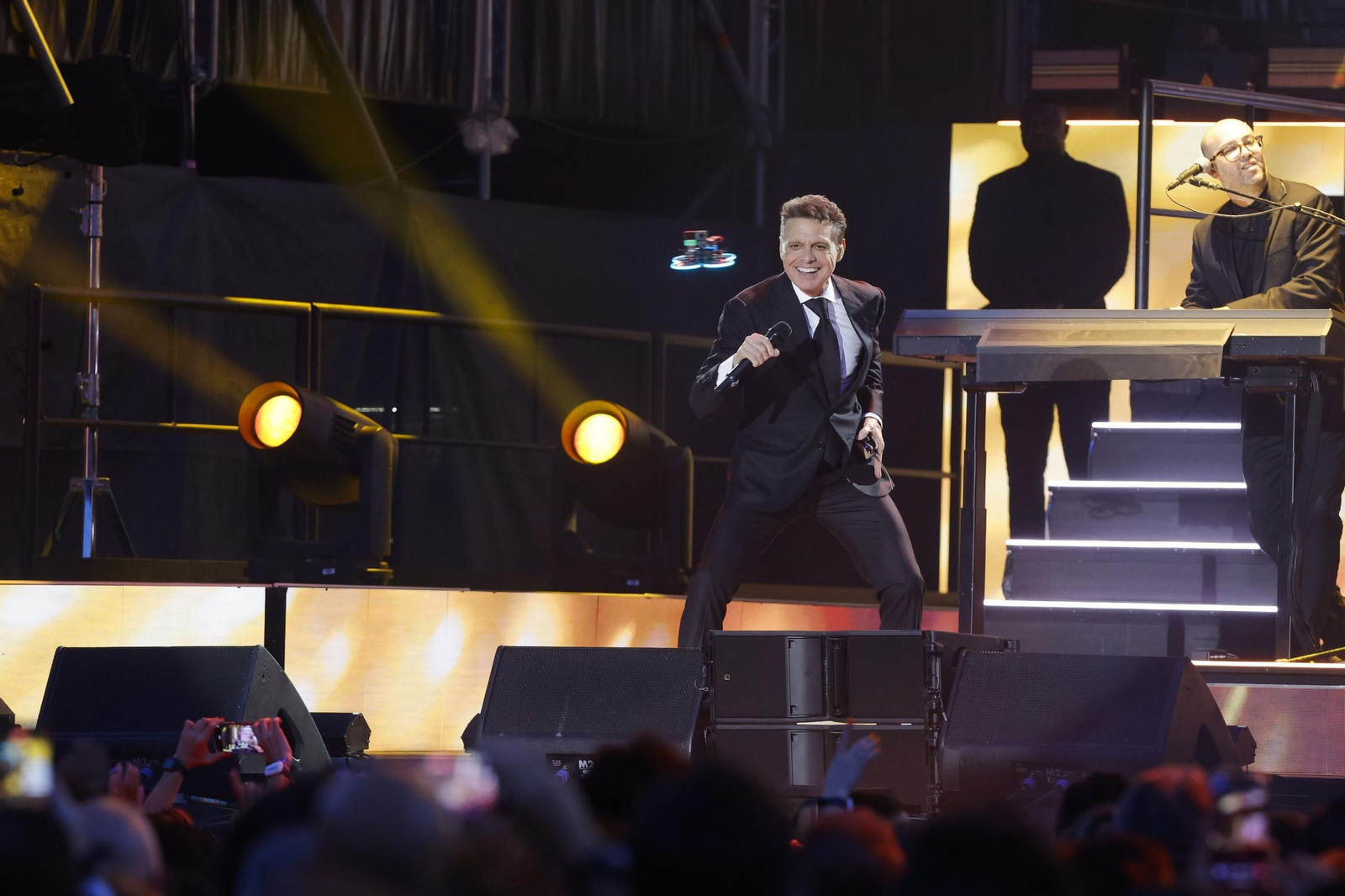 Luis Miguel, en un momento de su concierto en Córdoba.