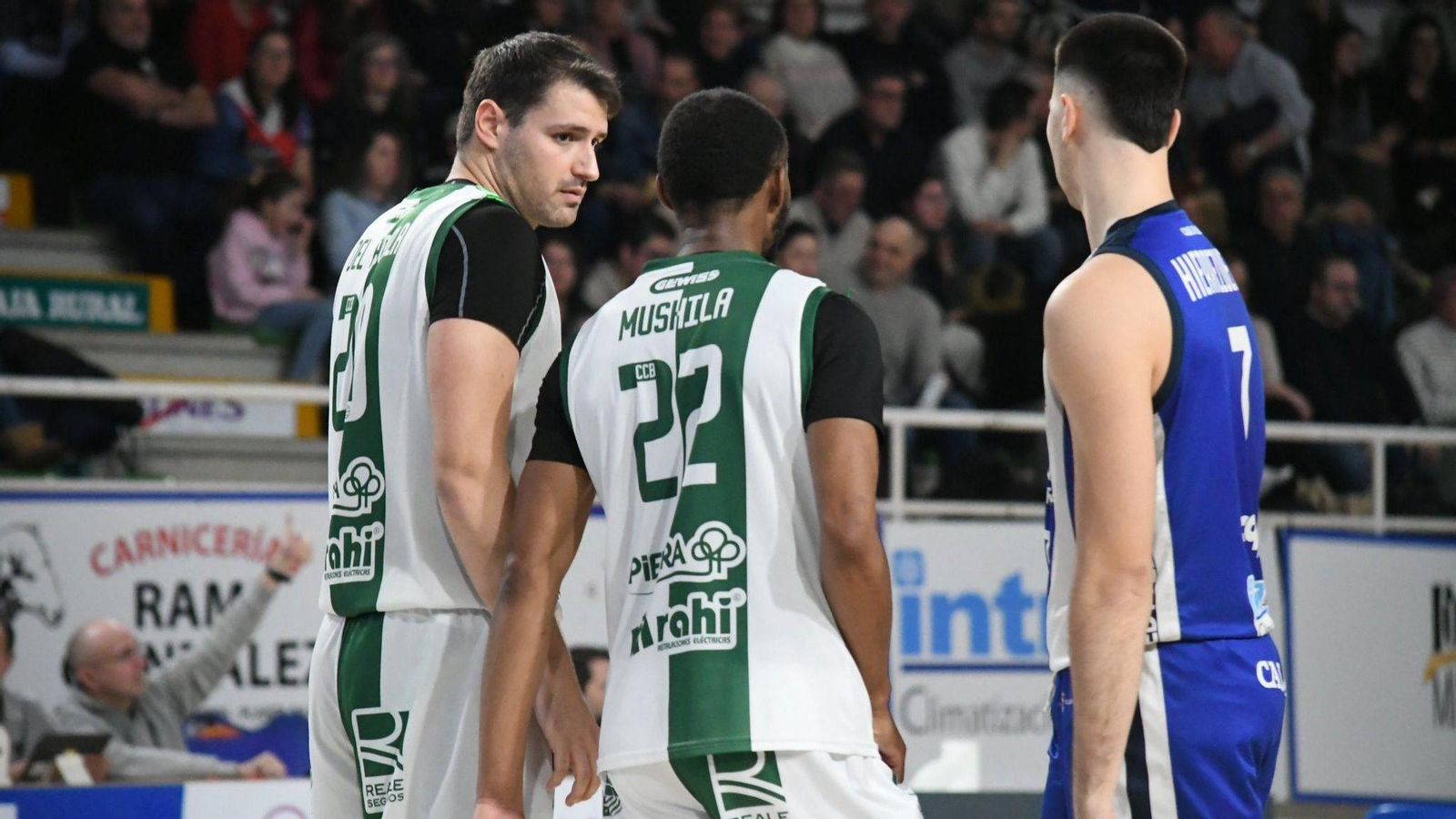 Paco del Águila y Mushila, en una acción del partido en Ponferrada.