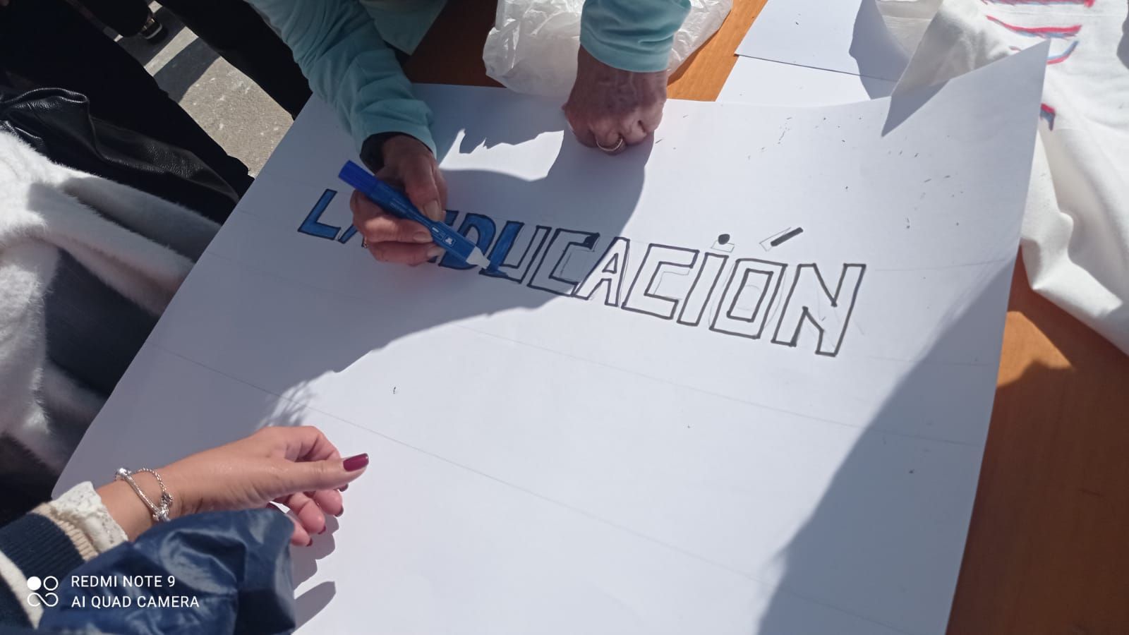 Elaboración de una pancarta dentro de las protestas por el mal estado del centro.