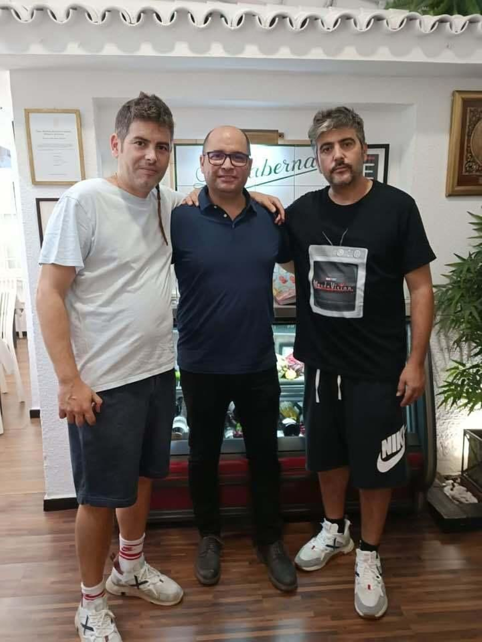 Los hermanos Muñoz, junto a Ángel Sánchez, gerente de La Taberna de Almodóvar