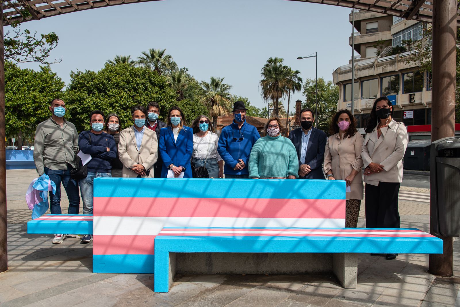 Imágenes de la inauguración del banco trans en Huelva