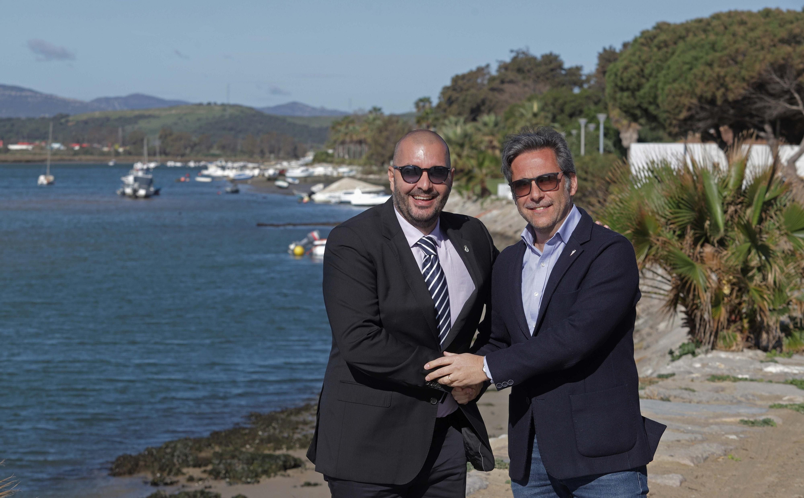 Raffaele Pandalone y Nicolás Andión estrechan sus manos junto a la desembocadura del río Palmones