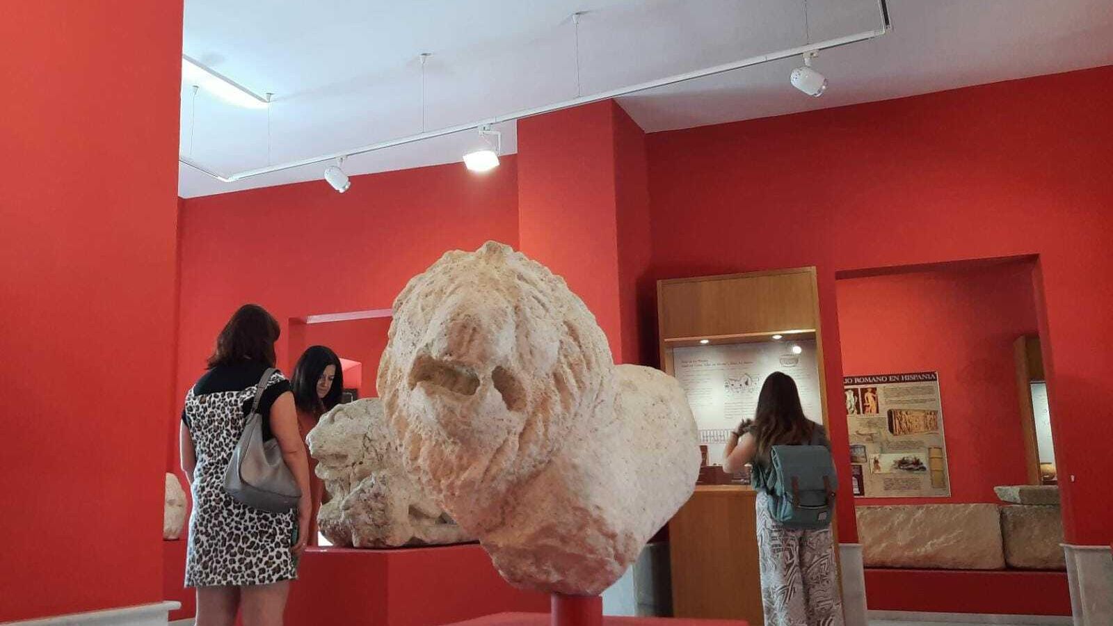 Varias jóvenes disfrutan de la exclusiva colección de piezas con las que cuenta el Museo Arqueológico de Espera.