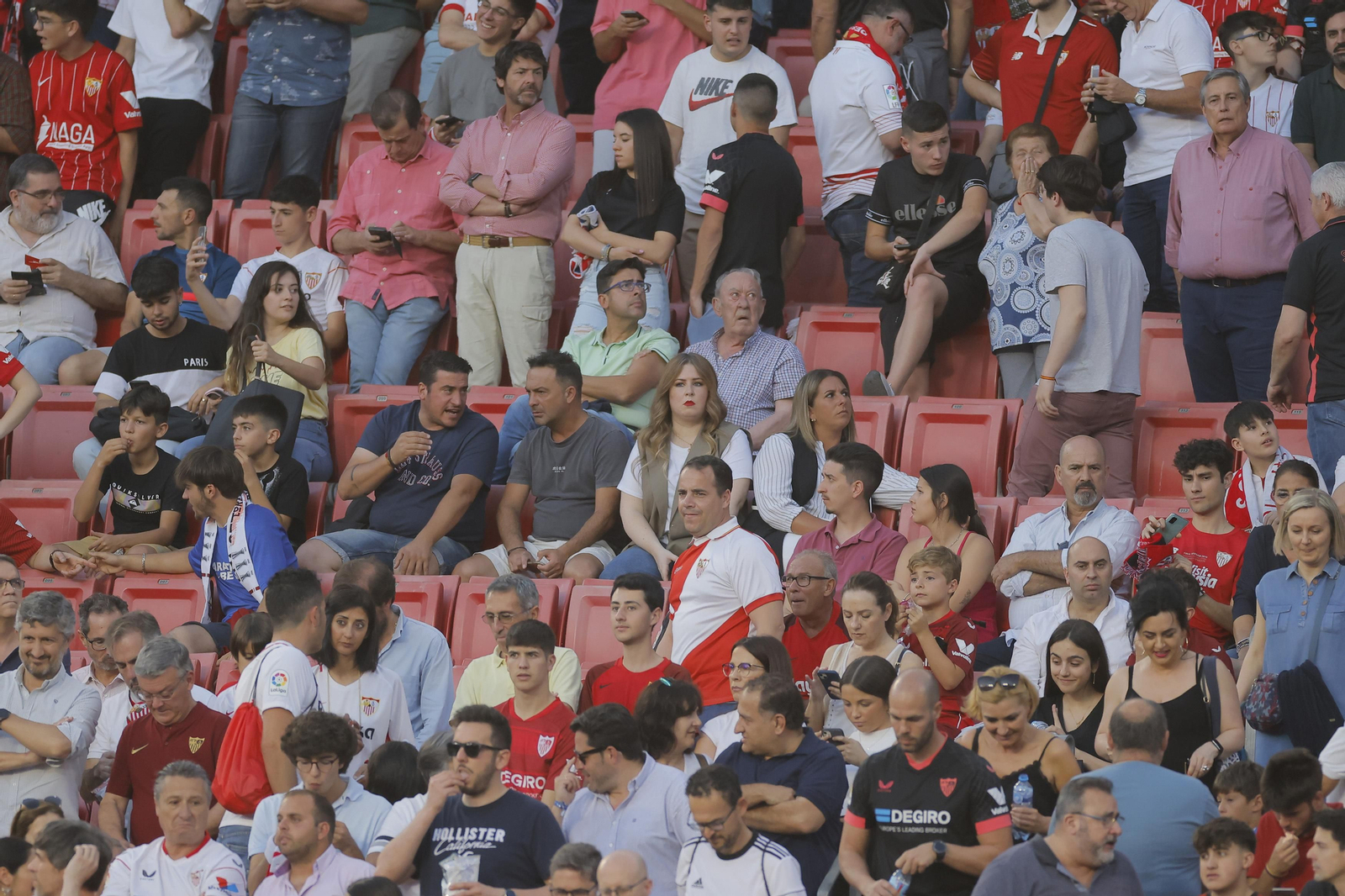 Búscate en las fotos del Sevilla-Girona