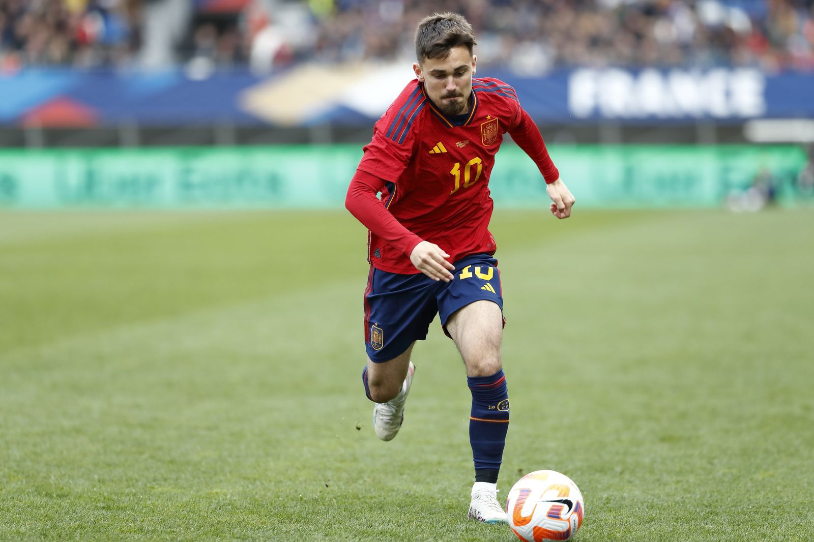 Rodri conduce el balón en el amistoso de la selección española sub 21 ante Francia.