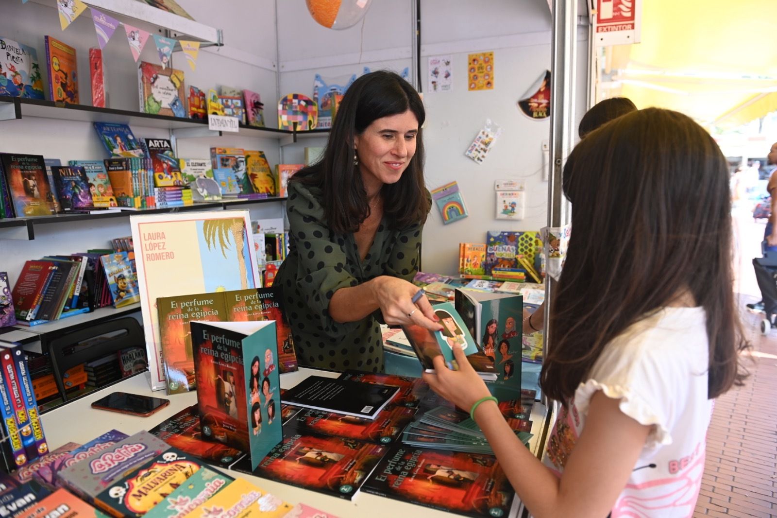 Laura López Romero firma ejemplares  de 'El perfume de la reina egipcia' este sábado en Málaga.