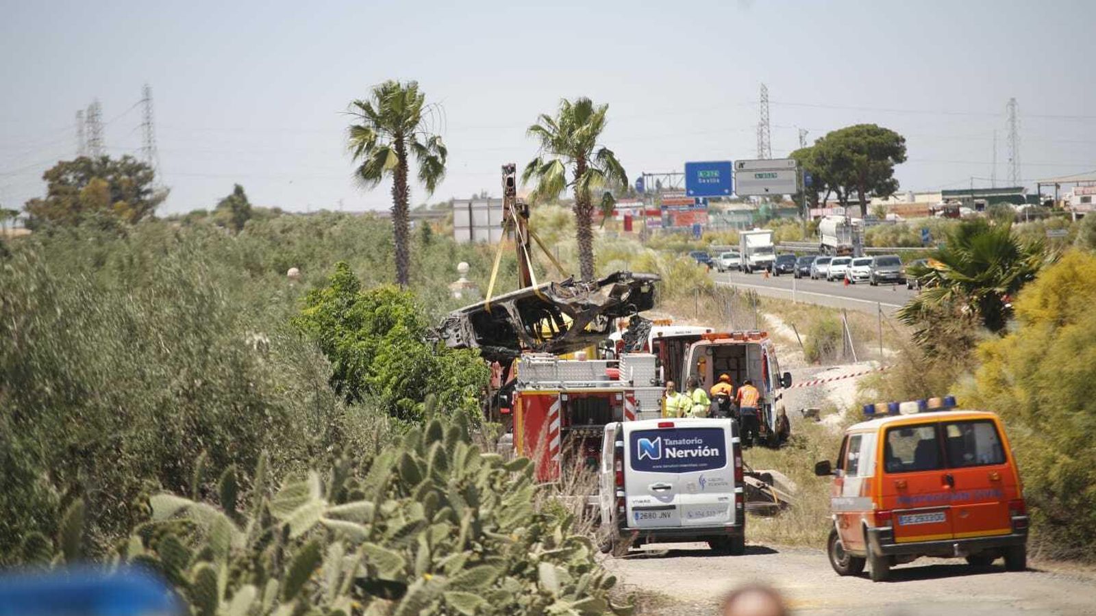 Maniobras para retirar el coche de José Antonio Reyes.