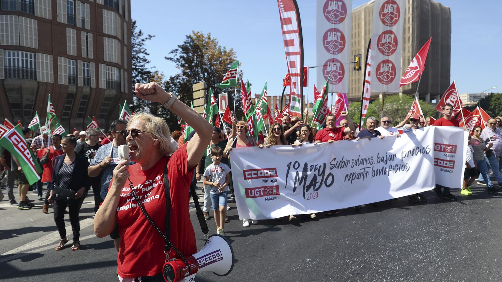 Una manifestante grita consignas en la marcha de este 1º de mayo.