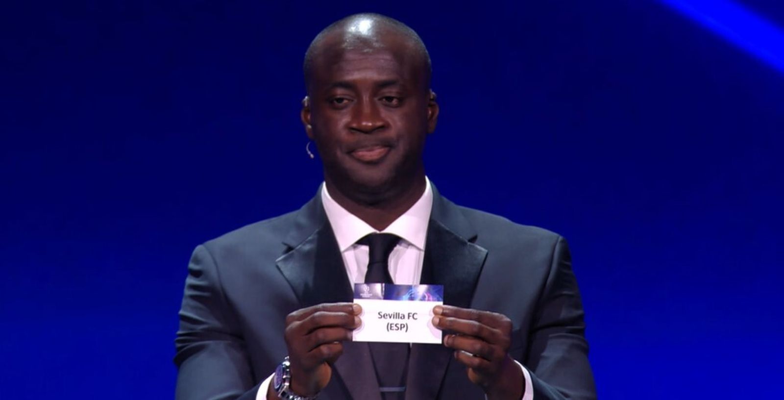 El ex jugador costamarfileño Yaya Touré muestra la papeleta del Sevilla.