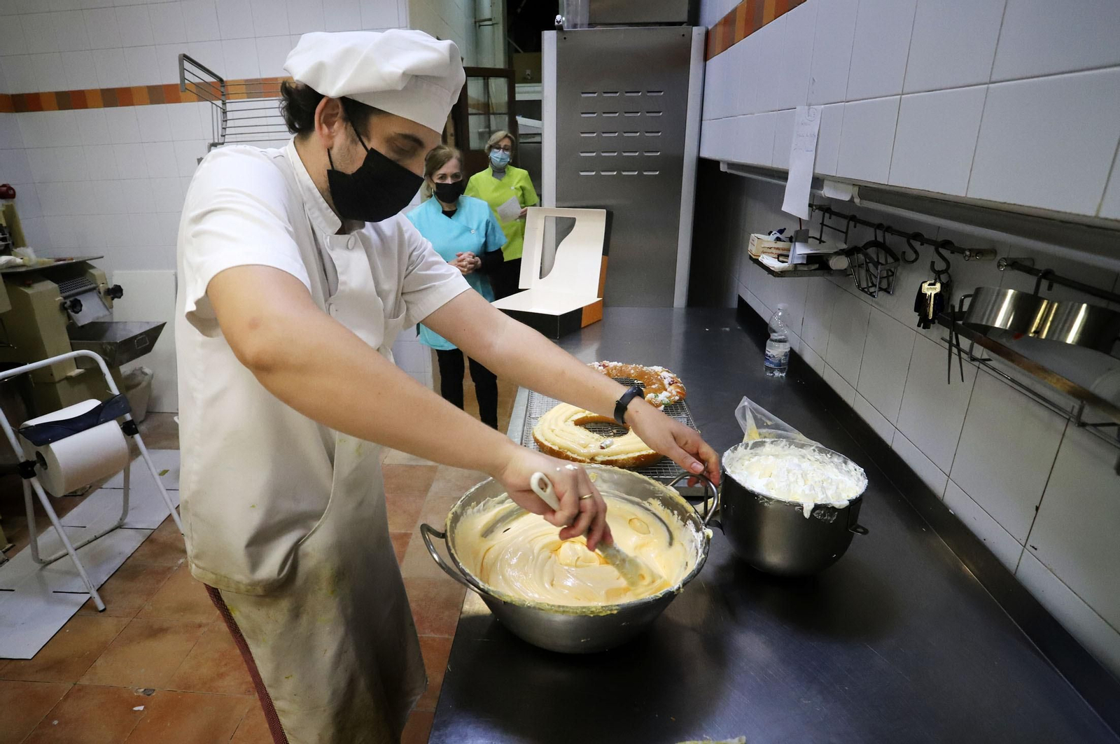 Imágenes de la elaboración del Roscón de Reyes en la Dulcería Nova Ruiz