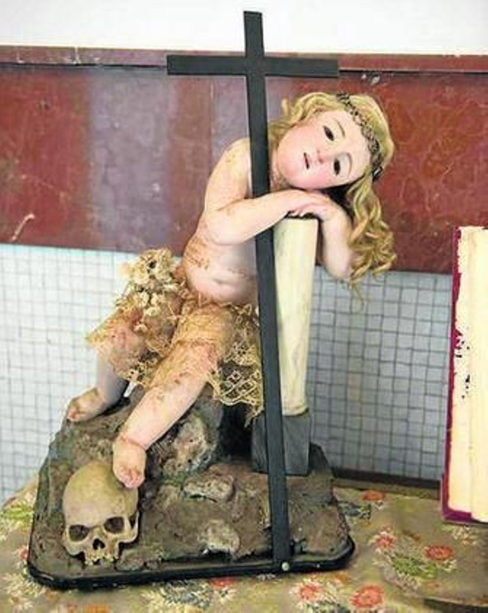 1. Un Niño Jesús Pasionario. 2. Un Niño Corazón de Jesús, bajo la pintura que Álvarez del Pino ha realizado para la ocasión. 3. Una de las imágenes que posee la Santa Caridad. 4. En esta vitrina se exponen variadas representaciones del Niño. 	5. Niño Jesús 'Manuelito', de origen peruano. Fotos: Joaquín Hernández Kiki