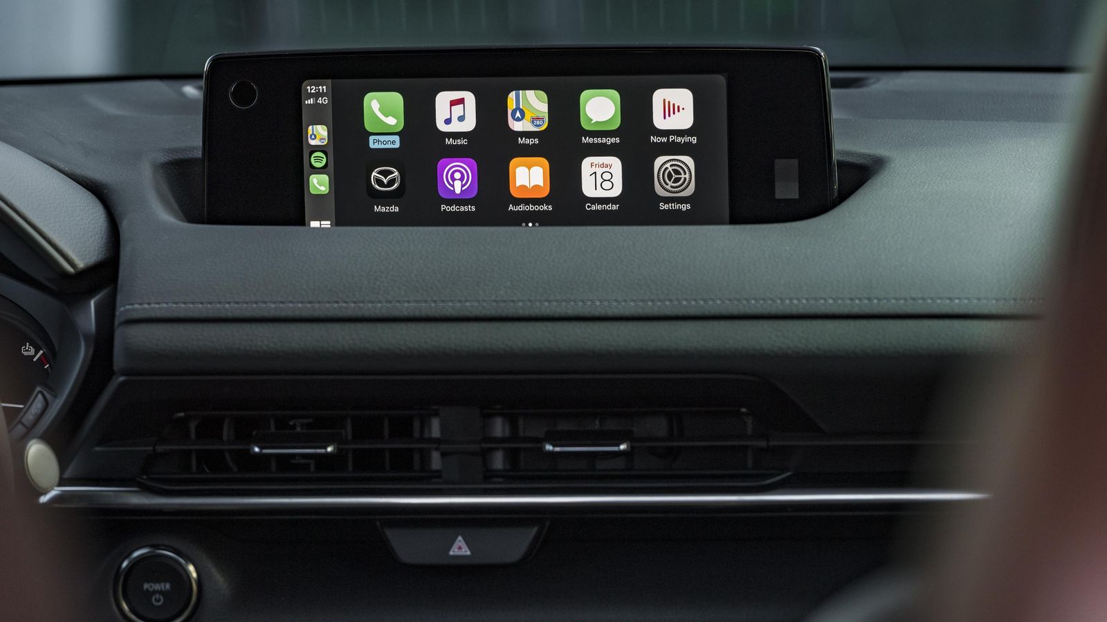 La pantalla superior da servicio a los sistemas de infoentrentenimiento, navegación y conectividad: admite protocolos Android Auto y Apple CarPlay a través de USB.