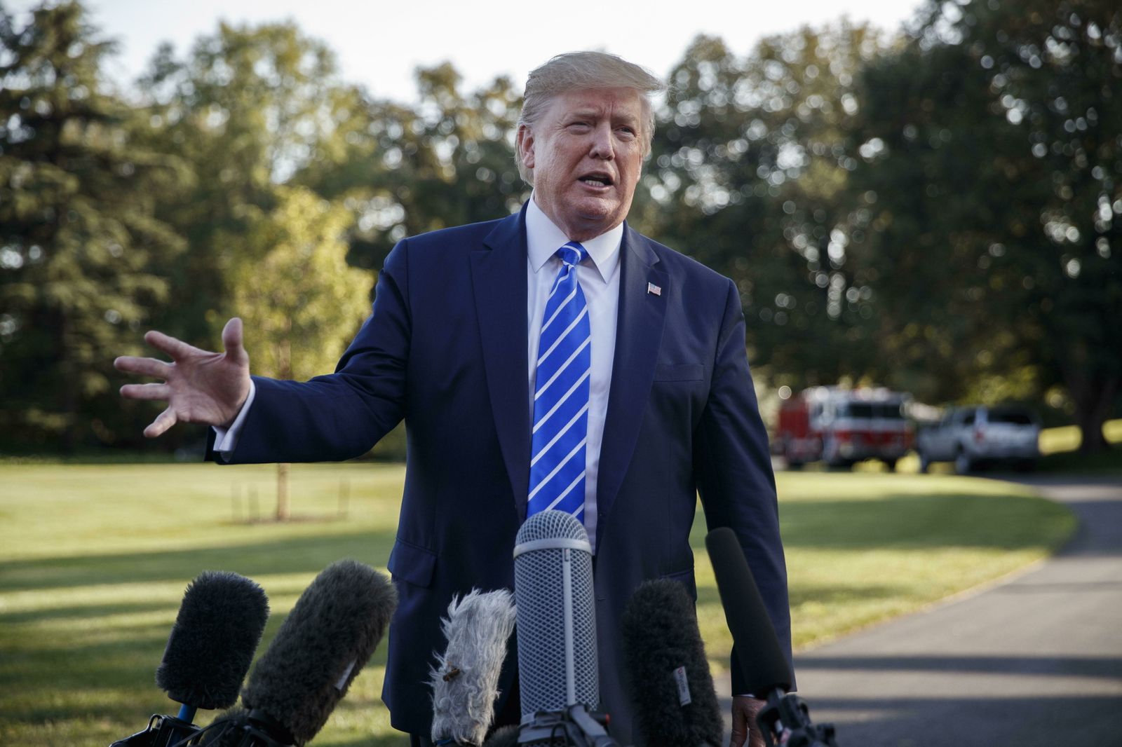 El presidente de Estados Unidos, Donald Trump, da una rueda de prensa en los jardines de la Casa Blanca.